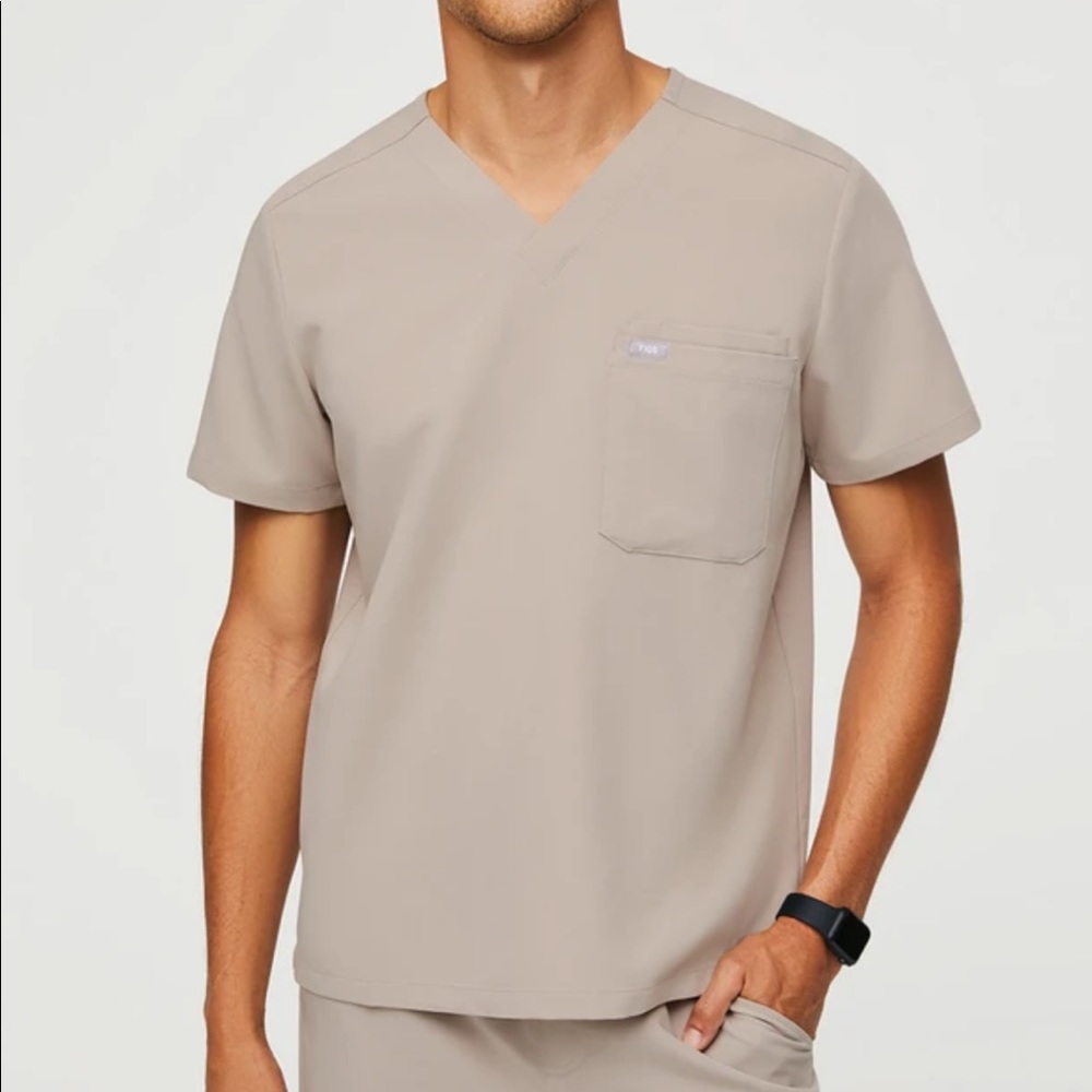 FIGS Leon™ Two-Pocket Scrub Top; NWOT, never worn